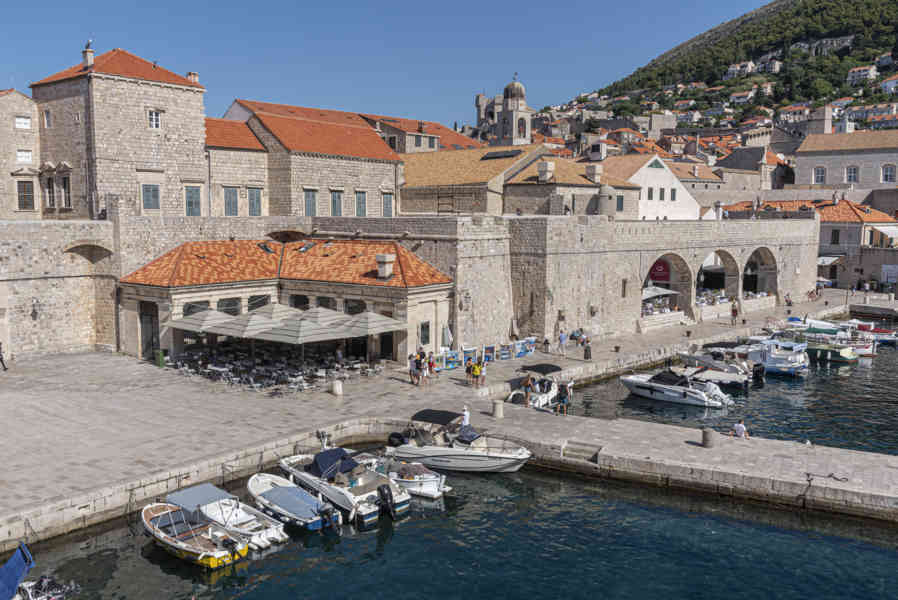 Croacia - Dubrovnik 064 - puerto antiguo - antiguo astillero y arsenal.jpg